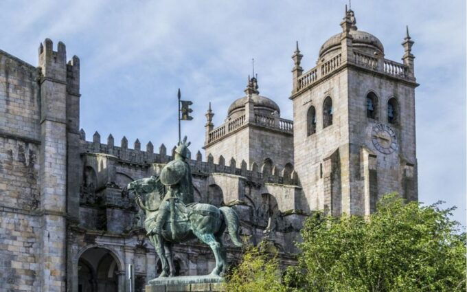 Porto's Old Town: Amazing Secrets and Fresh Scoops - Experiencing Baroque Architecture in Porto