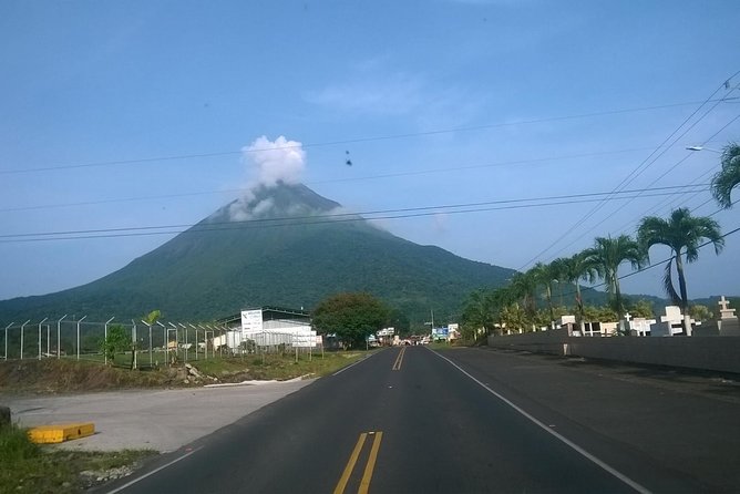 Private Arrival Transfer: San Jose Airport to Arenal Volcano or La Fortuna Town - Common questions