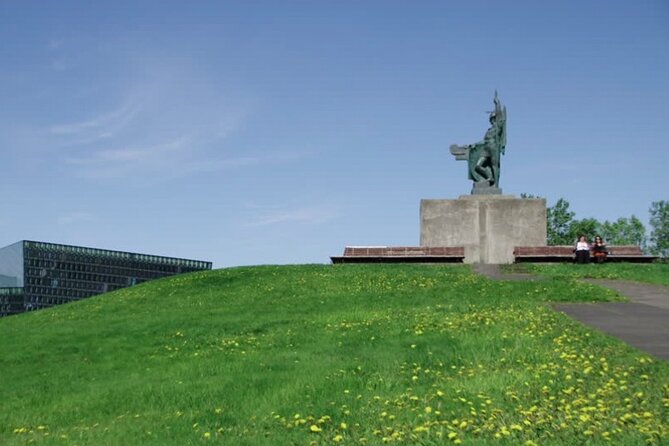 Reykjavik Scavenger Hunt: Sculpture, Shore & More - Local Cuisine and Drink Stops