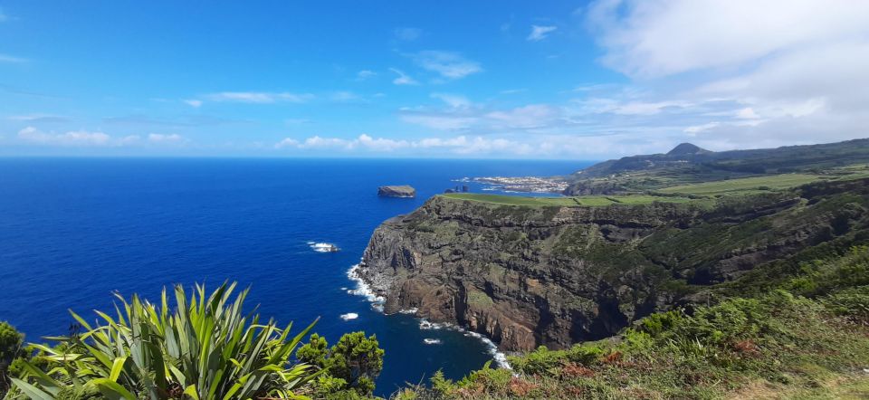 São Miguel: Explore the Volcanic Crater of 7cidades by SUV - Tour Experience