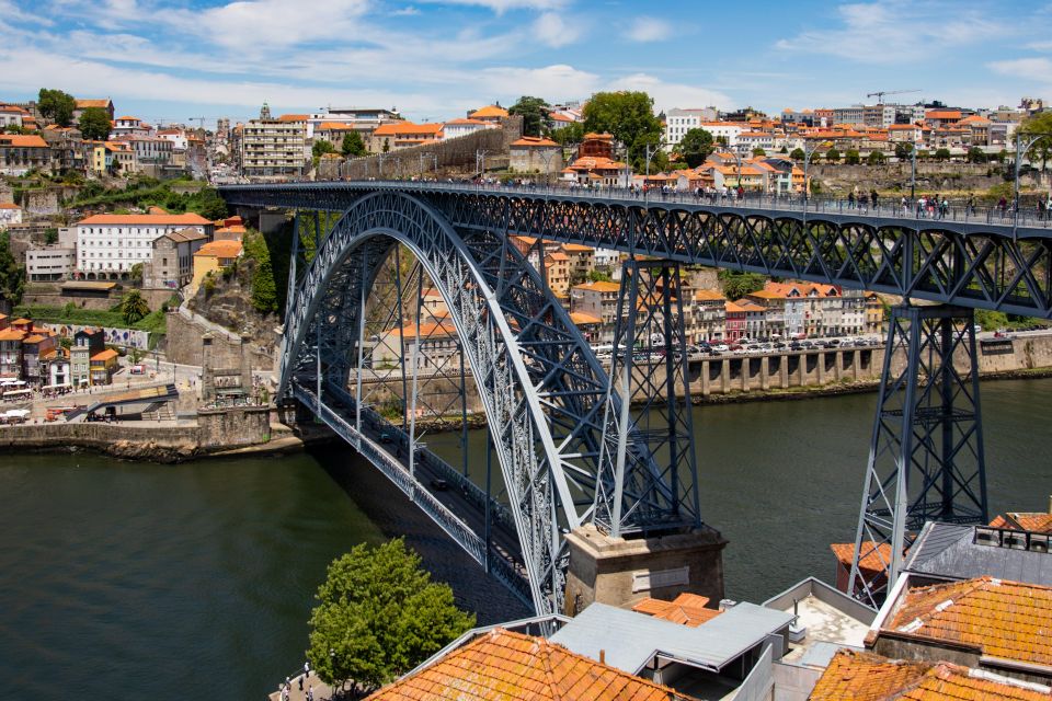 Seamless Porto Airport Transfers: Direct to Your City Center - Language Proficiency and Local Insights