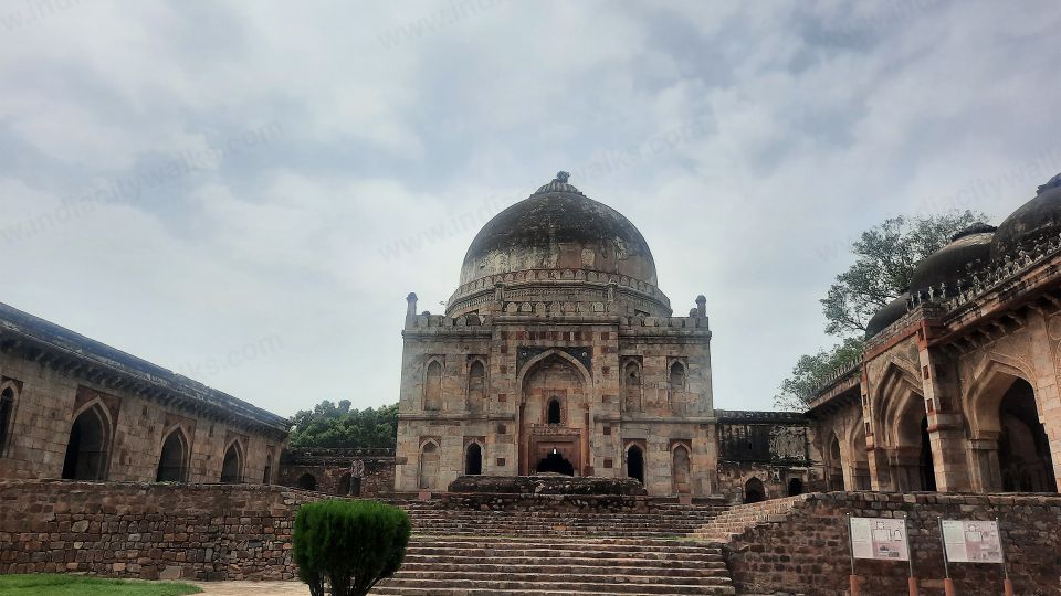 The Legacy of Sayyids & Lodhis: Lodhi Gardens - Architectural Marvels at Lodhi Gardens