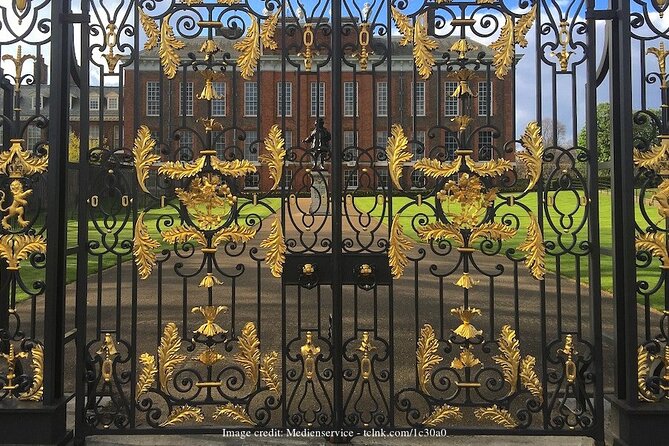 The Victoria & Albert Museum & Kensington: Private Half-Day Tour - Walking Tour Experience