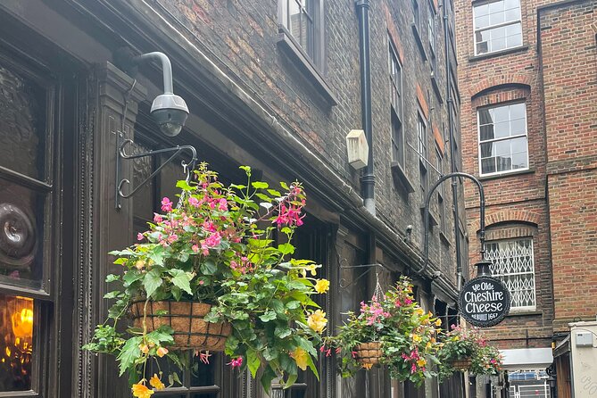 Traditional London Pub Walking Tour With Local History and Facts - Guide Expertise and Experience