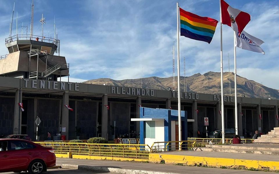 Transport:Cusco Airport to Hotel by Bus for 12-30 Passengers - Direct and Time-Saving