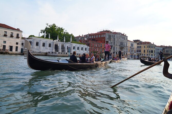 Venice: Charming Gondola Ride on the Grand Canal - Traveler Interaction
