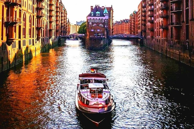 2 HOURS ENGLISH PRIVATE BOAT TOUR Through the Port of Hamburg - Logistics and Last Words