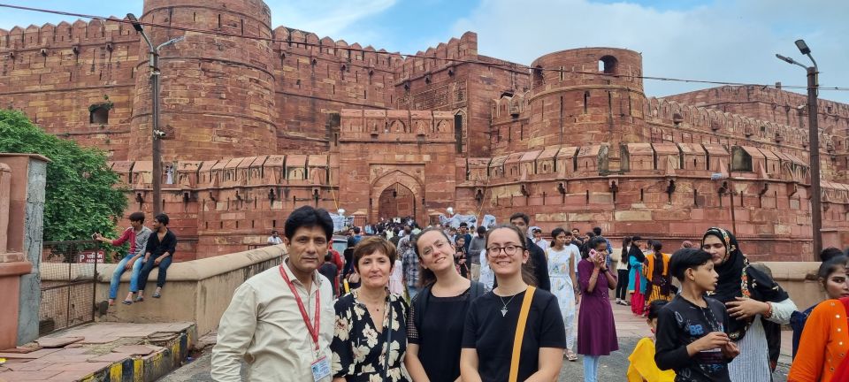 Agra: Taj Mahal Tour Guide for Couple - Capturing Memorable Moments
