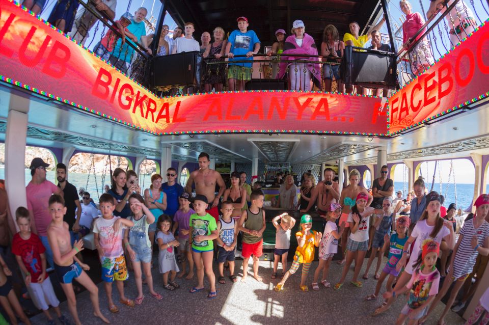 Alanya: Pirate Boat Tour With Buffet Lunch and Drinks - Entertainment