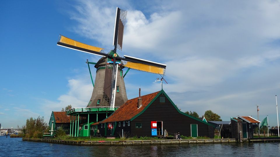 Amsterdam: Giethoorn Tour With Canal Cruise and Windmills - Canal Cruise and Windmill Visit