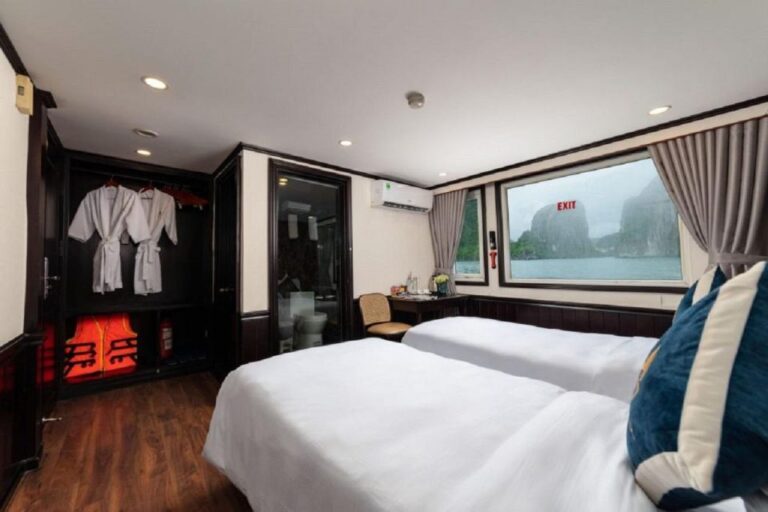 Balconny With Bathtub Room for 2days/1night Halong Bay