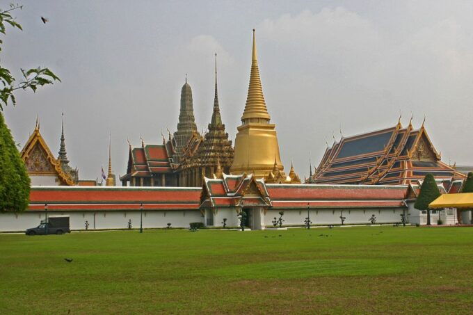 Bangkok: Grand Palace, Thai Dance & Fun Street Walk Private - Guide Expertise