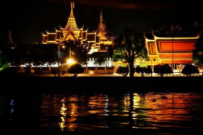 Bangkok Night Tour By TUK-TUK Visiting Wat Pho & Giant Swing (Private) - Local Food Tastings