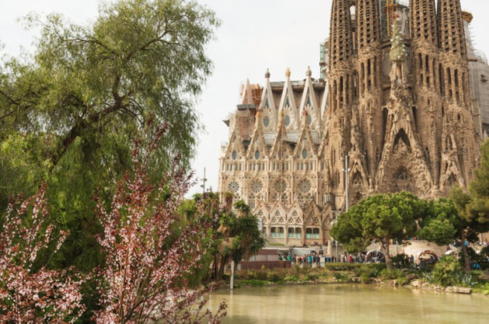 Barcelona: La Sagrada Familia & Park Guell Small-Group Tour - Skip-the-Line Access