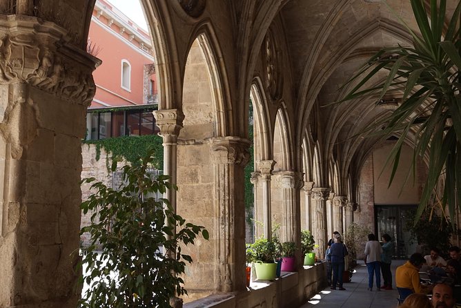 Barcelona Like a Local: Slow Tour by the Gothic Quarter and Beyond - Traveler Engagement Options