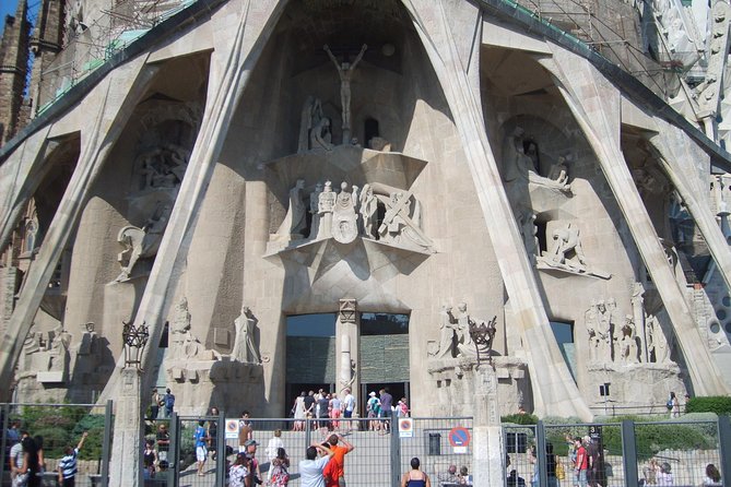 Barcelona: Private Evening Tour of Sagrada Familia With Expert Guide - Meeting and Pickup Instructions