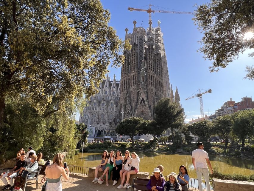Barcelona: Sagrada Família and Gaudí Houses Tour - Architecture Exploration and Ticket Inclusions
