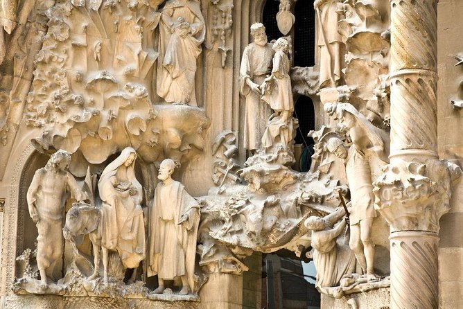 Barcelona : Sagrada Familia Fast-Track Guided Tour - Common questions