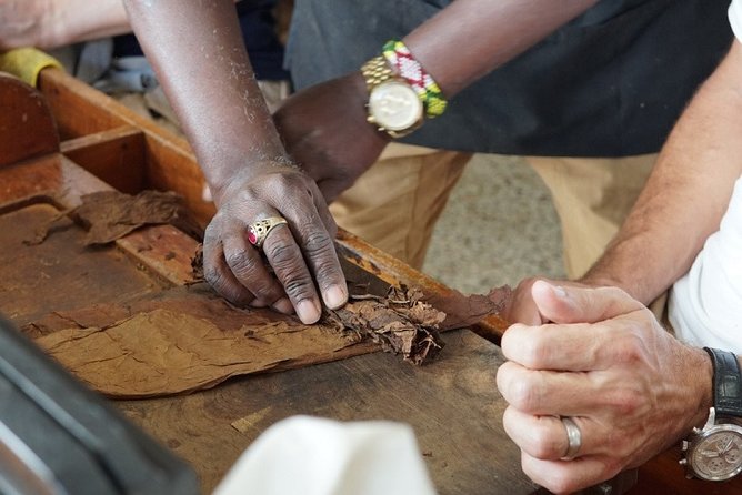 Cigar Factory Tour" - Cigar Production Exploration