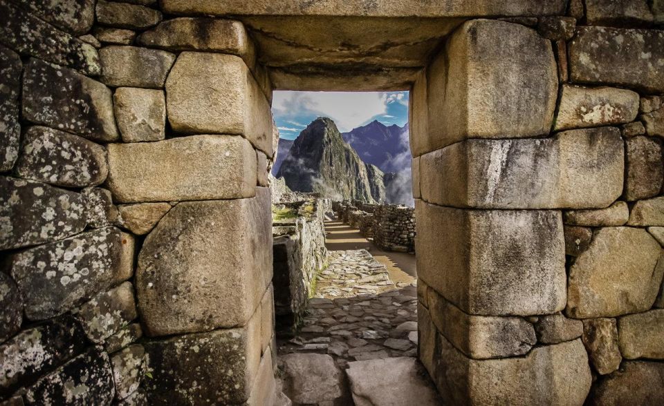 Cusco: Machu Picchu by Car Route 2d/1n - Common questions