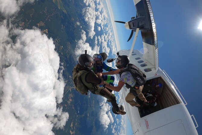 Dubai Skydive Tandem Over the Palm Including Transfers - Dress Code