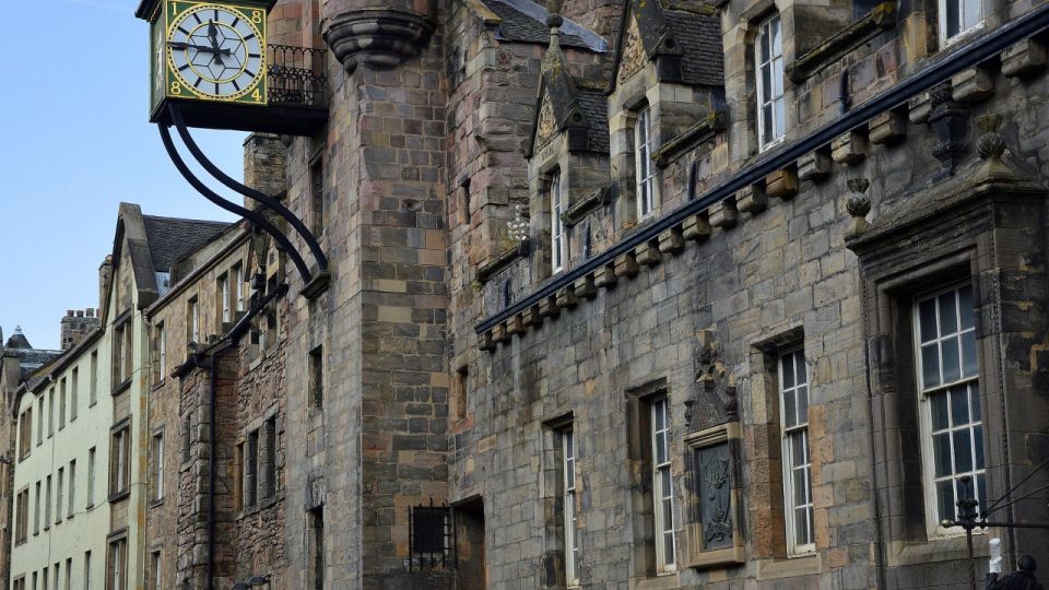 Edinburgh: Self-Guided Walk & Interactive Treasure Hunt - Recommended Gear