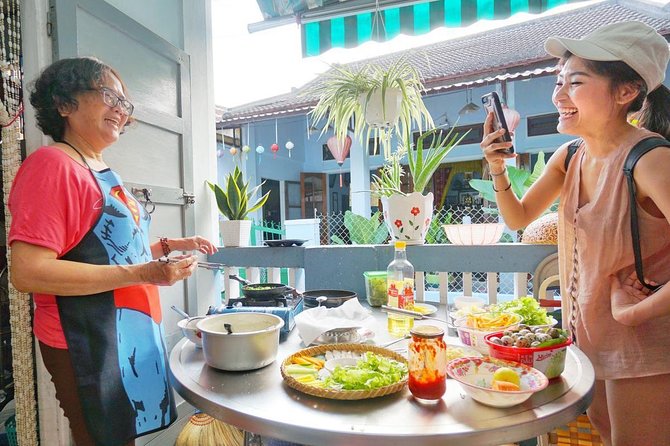 Evening Walking Food Tour in Hoi An - Guide Expertise and Customer Reviews