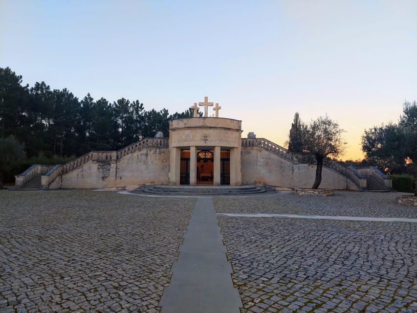 Fátima Private Tour: Shrine, Sacred Path and Scenic Train - Location and Experience