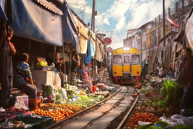 Floating Market With Wat Bang Kung Temple and the Railway Market - Itinerary