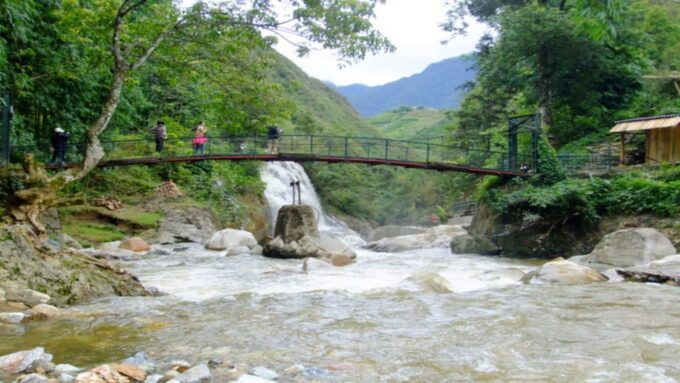 From Hanoi: 2-Day Overnight Sapa Tour by Luxury Transfer - Admiring Mountainous Landscapes