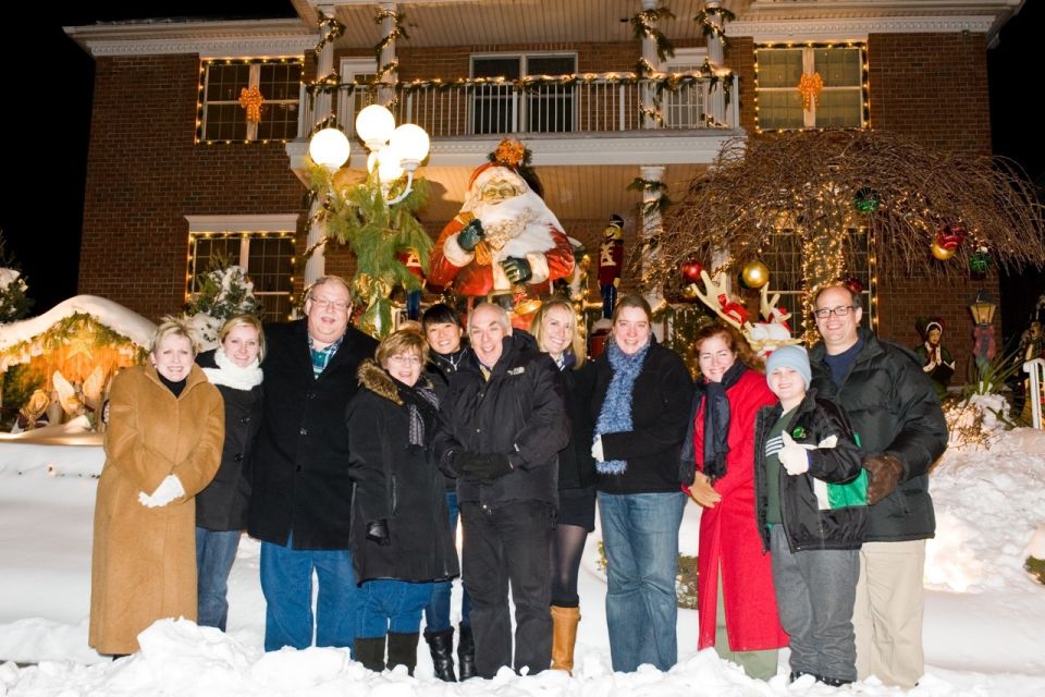 From Manhattan: 4-Hour Christmas Lights Luxury Bus Tour - Product Inclusions and Tour Details