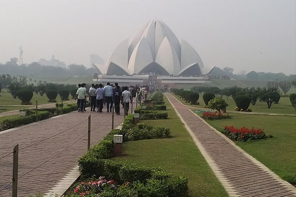 Full Day Tour of Delhi With Guide & Entrances - Shopping at Traditional Markets