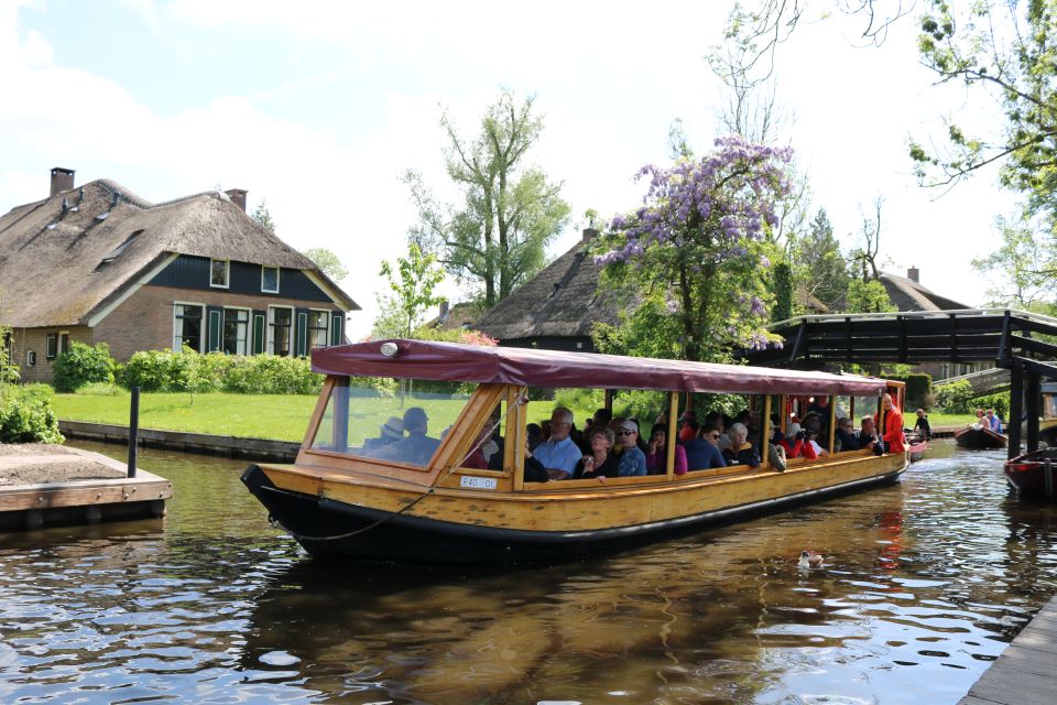 Giethoorn: Village & National Park Canal Cruise With Coffee - Giethoorn Exploration