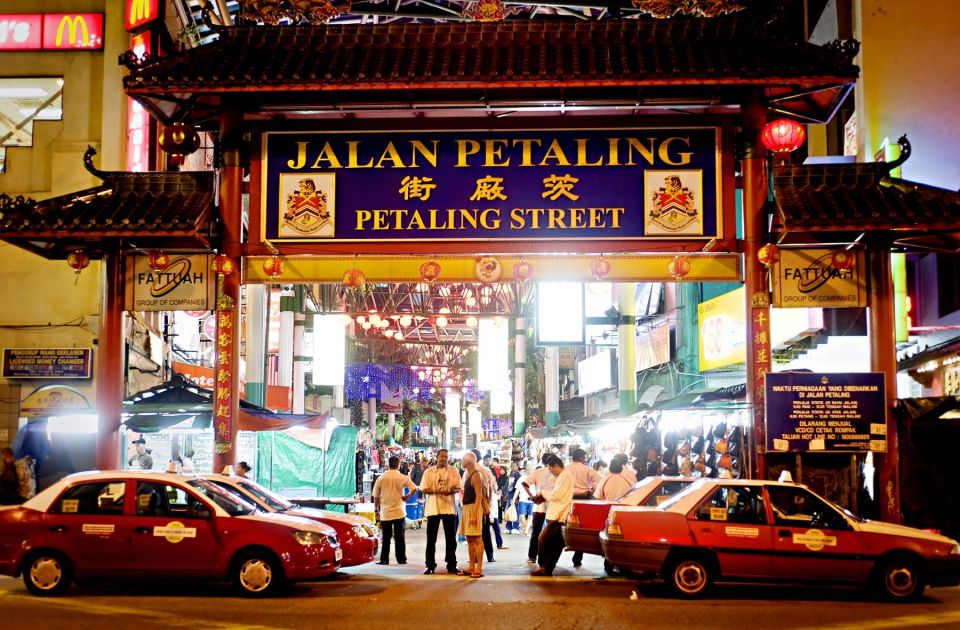 Kuala Lumpur: 4-Hour Authentic Local Markets & Event Tour - Live Tour Guide and Language Support