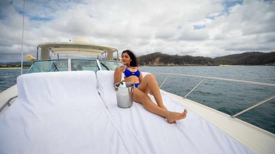 La Crucecita: Private Yacht Cruise in Huatulco With Drinks - Location Details and Customization Options