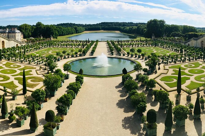 Paris Private Vintage Car Tour With Louvre and Versailles and Pick up Drop - Versailles Experience