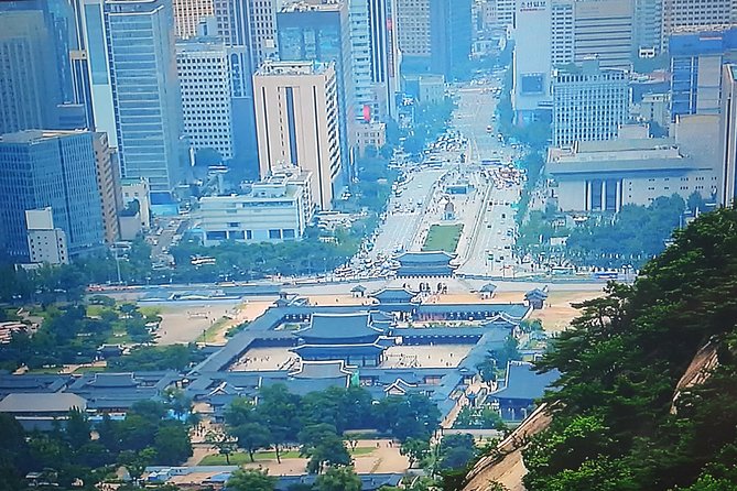 Primary and Main Royal Palace, Gyeongbokgung Palace and Its Vicinity - Common questions