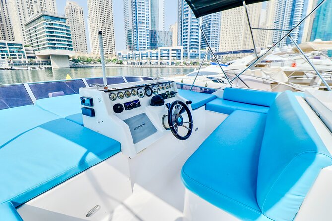 Private Luxury Yacht Cruise Around Atlantis and Dubai Marina - Yacht Amenities