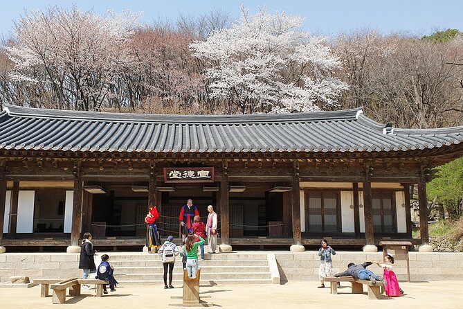 Royal Palace and Traditional Villages Wearing Hanbok Tour - Insider Tips