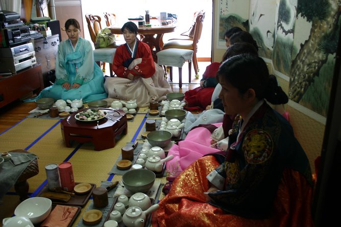 Seoul Cultural Tour - Kimchi Making, Gyeongbok Palace With Hanbok - Traditional Games Engagement