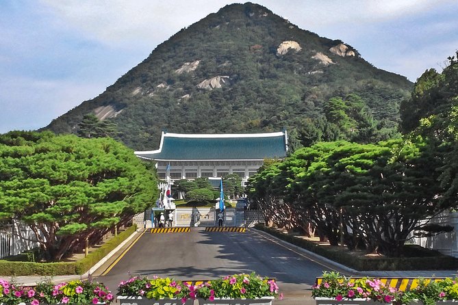 Seoul: Full-Day Royal Palace and Shopping Tour - Maximum Traveler Capacity and Pickup