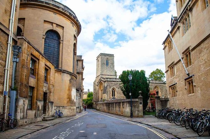 Social Distancing Specialised Oxford University Walking Tour With Student Guides - Inclusions and Logistics