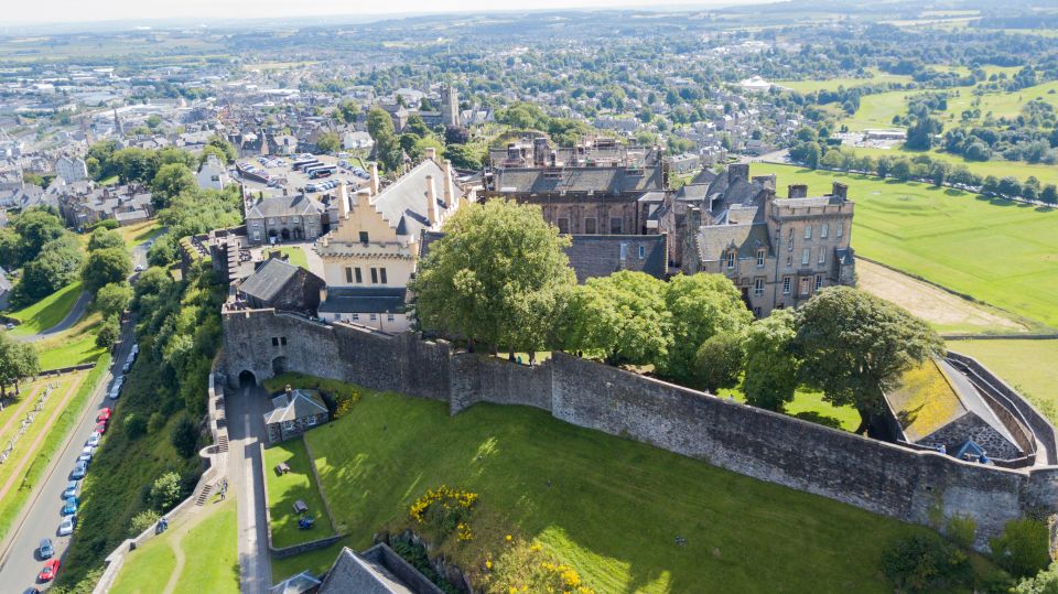 Stirling Castle: Skip-the-Line Guided Tour in Spanish - Participant Information and Logistics