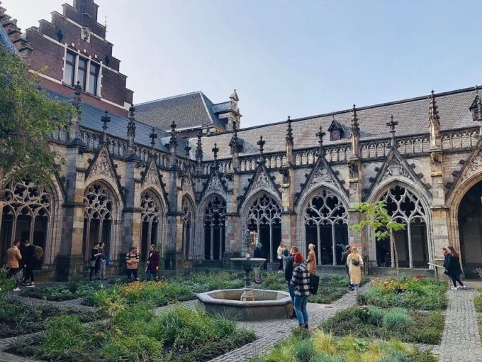 Utrecht Walking Tour With a Local Comedian as Guide - Participant Details