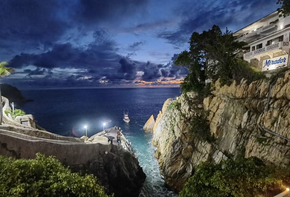 *Acapulco High Cliff Divers With 2 Drinks by Night - Directions