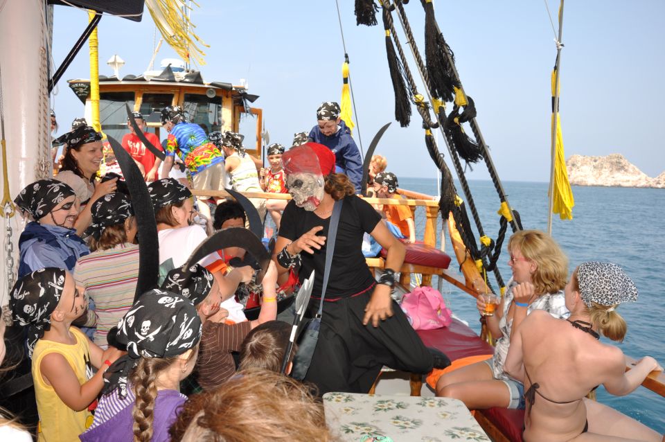 Alanya: Pirate Boat Trip With Meal, Drinks and Pickup Option - Onboard Experience