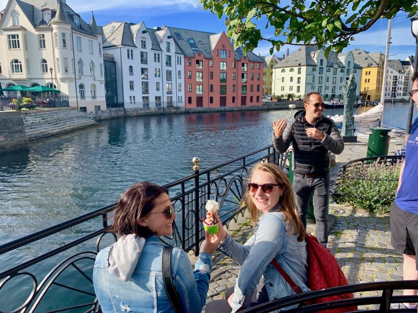 Alesund Private Sightseeing Tour on Foot and by Car - Group Size and Meeting Point