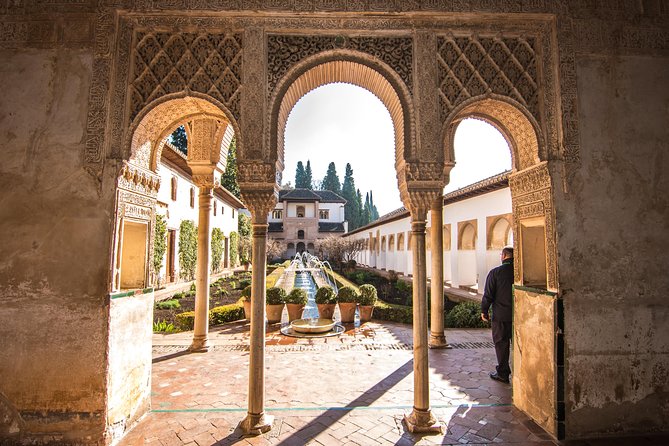 Alhambra Nasrid Palaces and Local Food Experience - Intimate Tours: Limited to 30 Travelers