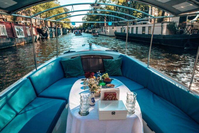 Amsterdam: Romantic Private Canal Tour and Prosecco & Snacks - Review Summary