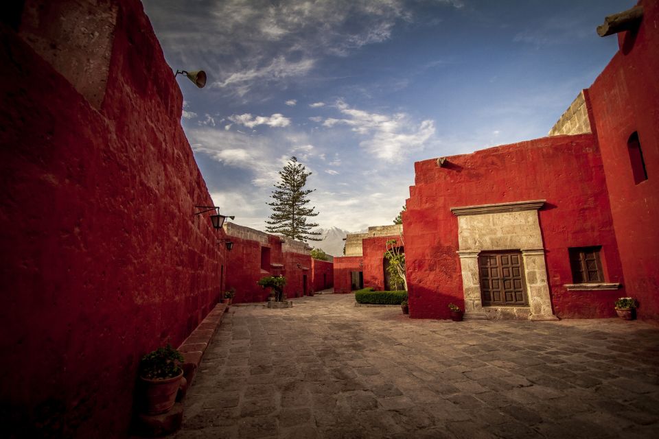 Arequipa: City Tour and Santa Catalina Monastery - Iconic Landmarks and Prestigious Institutions
